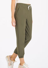 Load image into Gallery viewer, VUORI WEEKEND WOMENS JOGGERS