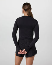 Load image into Gallery viewer, VUORI SURGE SEAMLESS LONG SLEEVE TEE BLACK WOMENS TOP

