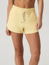 Load image into Gallery viewer, VUORI HALO PERFORMANCE SHORT 2.0 LEMON SNAP HEATHER WOMENS SHORTS
